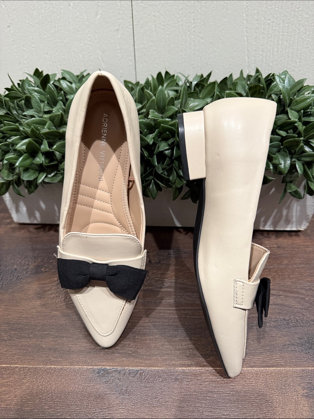 Adrienne Vittadini Cream Pointed Toe Pauletta Flats w Black Bow Accent NWOT 6.5 - Picture 4 of 6